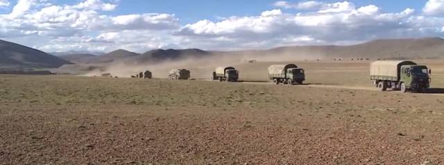 ▲近日,西藏军区某旅组织远火、火箭炮、加榴炮等多种炮兵分队,跨昼夜进行多弹种、多引信精确打击不同类型目标的实兵实弹演练。(军报记者)