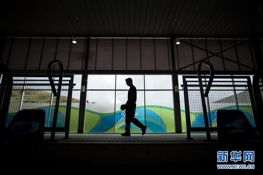 8月5日，一名员工在里约射击中心内经过。