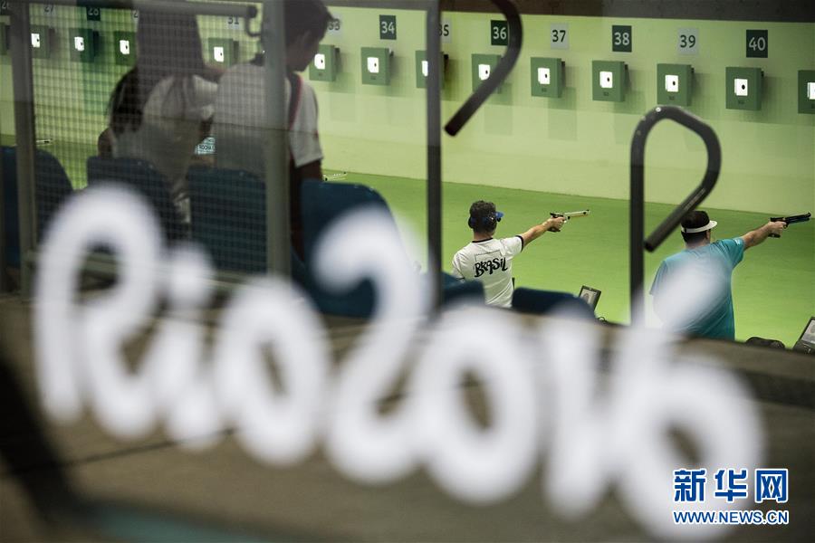 8月5日，运动员在里约射击中心内比赛。