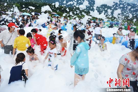 高温福建的水上狂欢：泡沫寻宝水枪大战