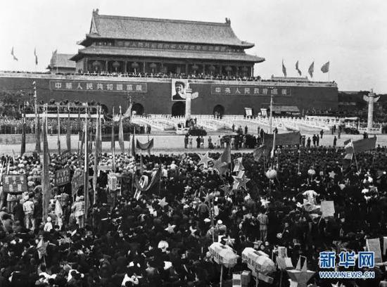 △1949年10月1日, 毛泽东主席在天安门城楼上向全世界庄严宣告:中华人民共和国中央人民政府,今天成立了!从此,中国结束了一百多年来被侵略被奴役的屈辱历史,真正成为了独立自主的国家,中国人民从此站起来了!