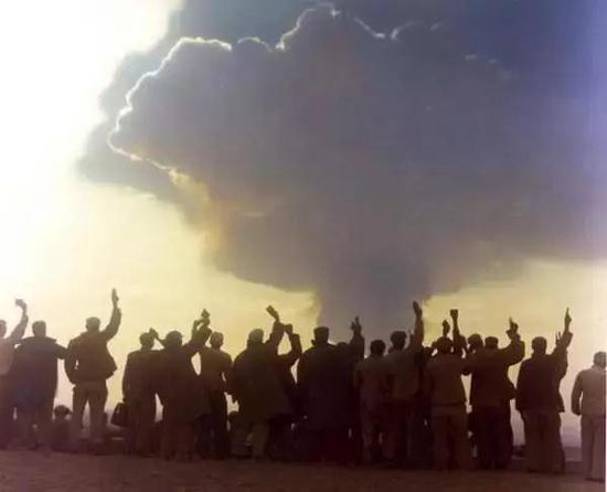 △1967年6月17日,我国自行研制的第一颗氢弹爆炸成功,中国成为世界上第四个拥有氢弹的国家。
