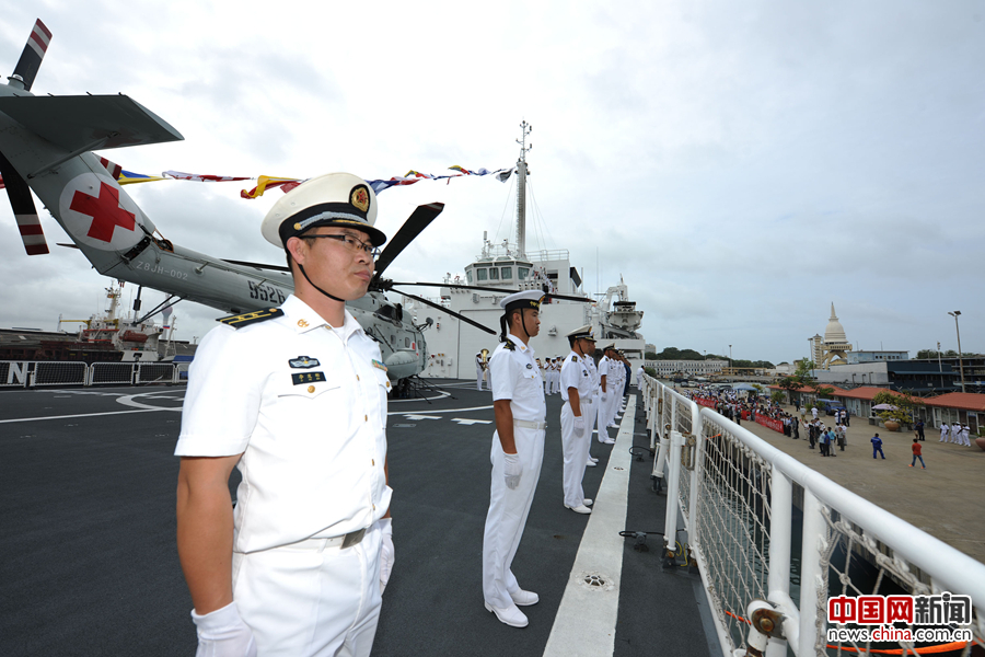 中国海军和平方舟医院船缓缓驶进斯里兰卡科伦坡港时,海军官兵在飞行