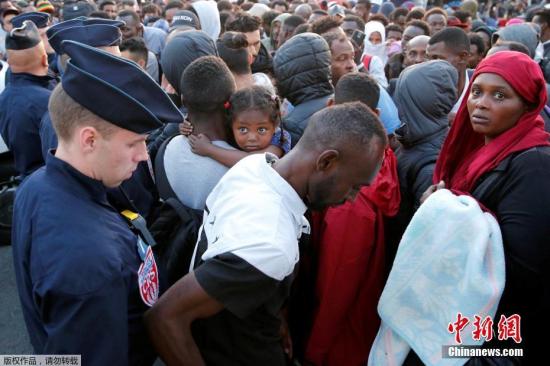 法内政部长称2018年为难民设立3500个接待位