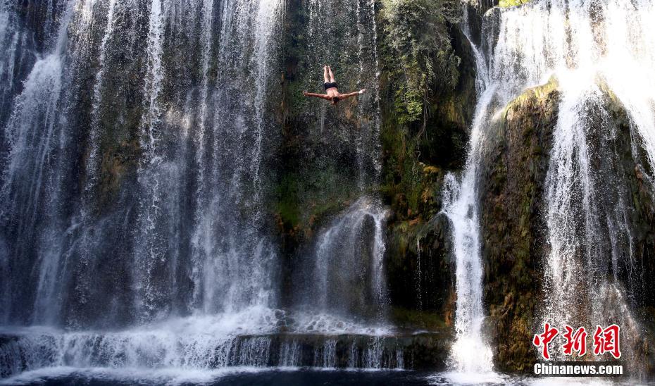 波黑小鎮舉行瀑布跳水賽 選手挑戰21米瀑布