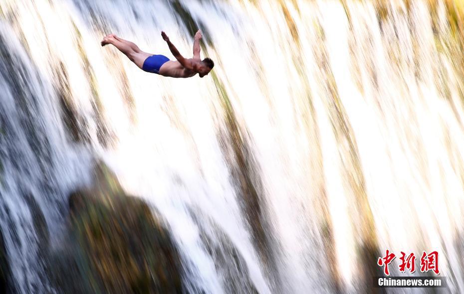 波黑小镇举行瀑布跳水赛 选手挑战21米瀑布
