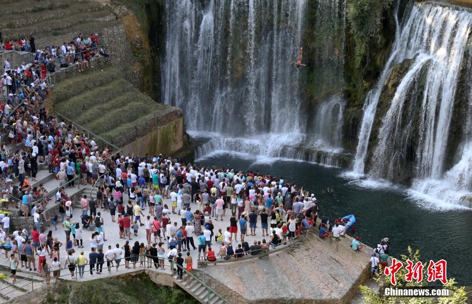 波黑小鎮舉行瀑布跳水賽 選手挑戰21米瀑布