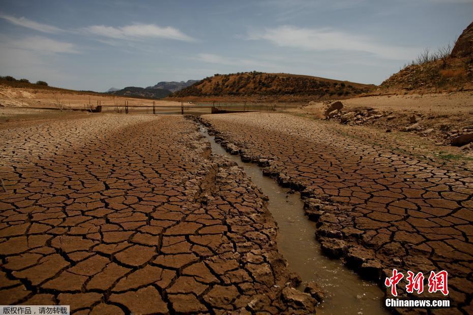 西班牙遭遇严重干旱 土地龟裂触目惊心