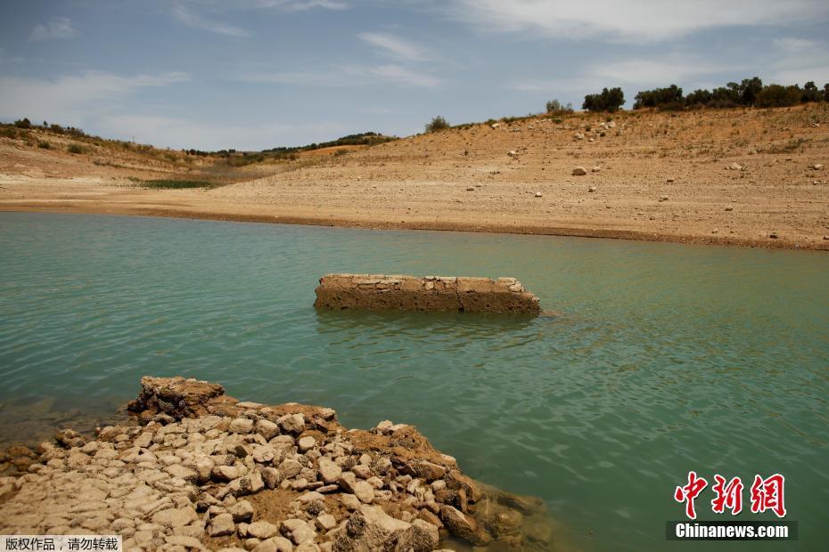 西班牙遭遇严重干旱 土地龟裂触目惊心