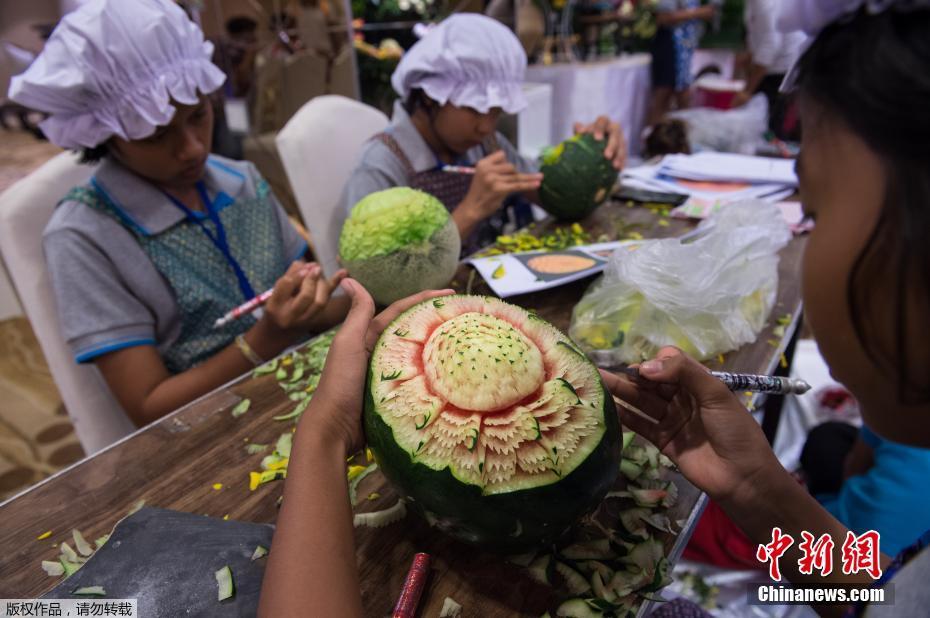 泰国举行果蔬雕刻大赛 瓜果摇身一变“繁花似锦”