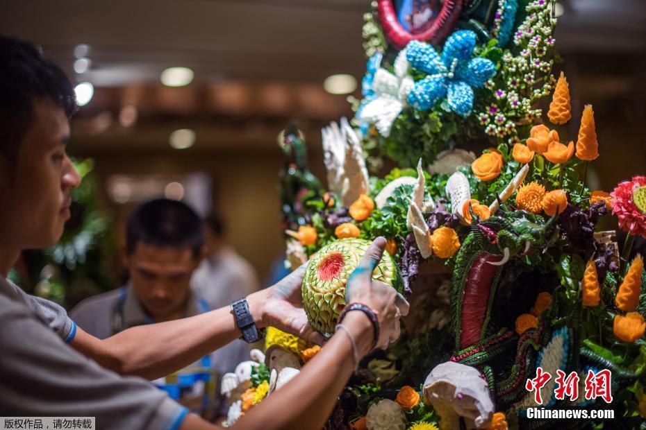泰国举行果蔬雕刻大赛 瓜果摇身一变“繁花似锦”
