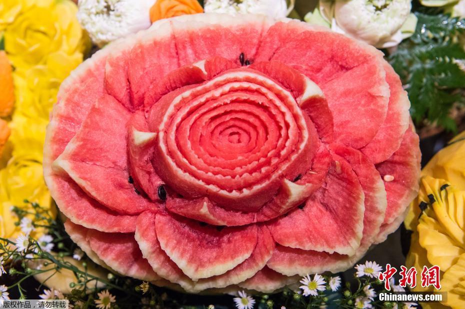 泰國舉行果蔬雕刻大賽 瓜果搖身一變“繁花似錦”