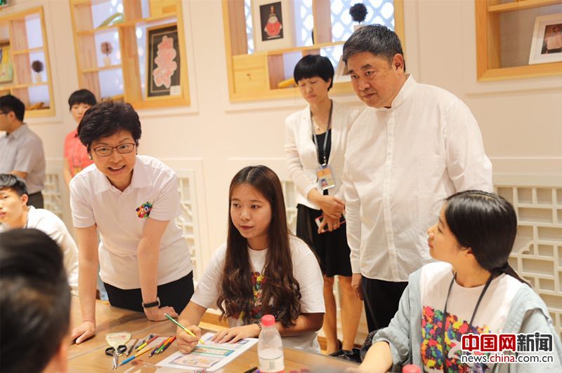 2017年8月6日下午，故宫博物院院长单霁翔与到访的香港特区政府行政长官林郑月娥会面，共同看望正在参与“故宫博物院青年实习计划”的30名港、粤学生，并与学生一起参与故宫的青少年教育体验活动，参观“紫禁城与‘海上丝绸之路’”展。