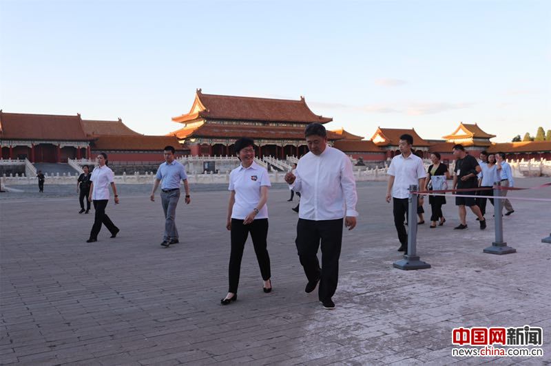 2017年8月6日下午，故宫博物院院长单霁翔与到访的香港特区政府行政长官林郑月娥会面，共同看望正在参与“故宫博物院青年实习计划”的30名港、粤学生，并与学生一起参与故宫的青少年教育体验活动，参观“紫禁城与‘海上丝绸之路’”展。