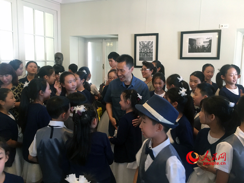 演出结束后，中国驻奥地利大使馆文化参赞李克辛来到了天使童声合唱团，和孩子们热情交流。