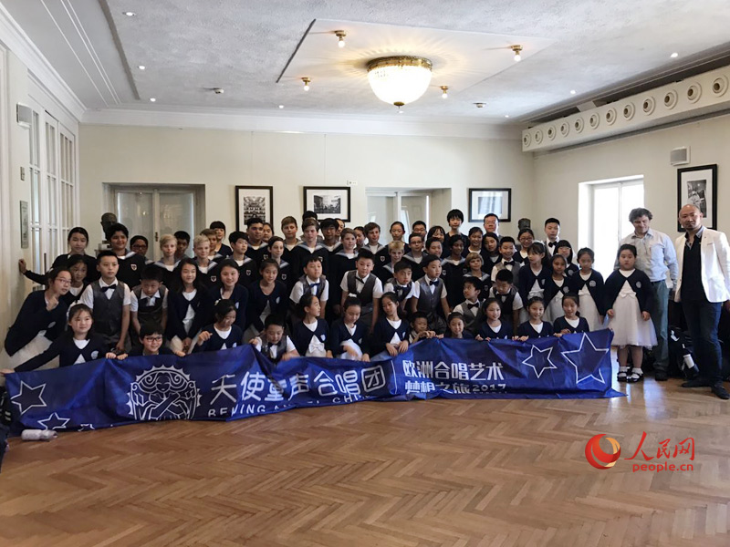 北京天使童声合唱团与维也纳童声合唱团一起排练、歌唱，并与该团总监维尔特先生合影留念。