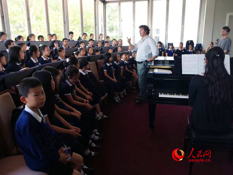 维也纳童声合唱团艺术总监杰拉尔德·维尔特在维童驻地给北京天使合唱团指导声乐学习。