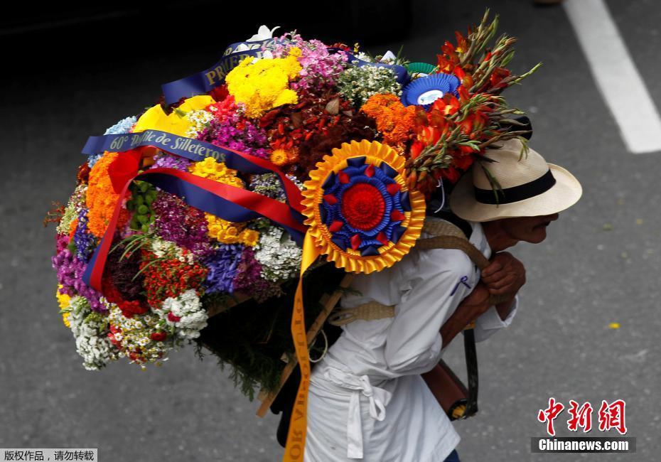 花农背着自己的鲜花作品参加游行。