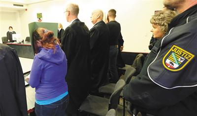 在庭审前后的允许摄影时段内,两名被告人始终用纸张遮挡脸部。