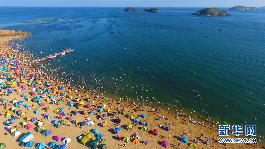 进入8月,辽宁省大连市付家庄海滨浴场优质的海水和美丽的景色吸引了大