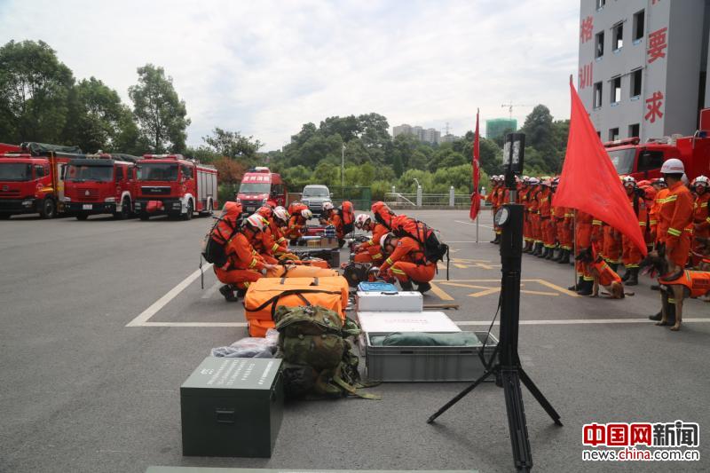 贵州省公安消防总队已集结3个救援队，个人防护、侦检、破拆、救生、照明、保障6大类57种器材装备，随时接受命令。