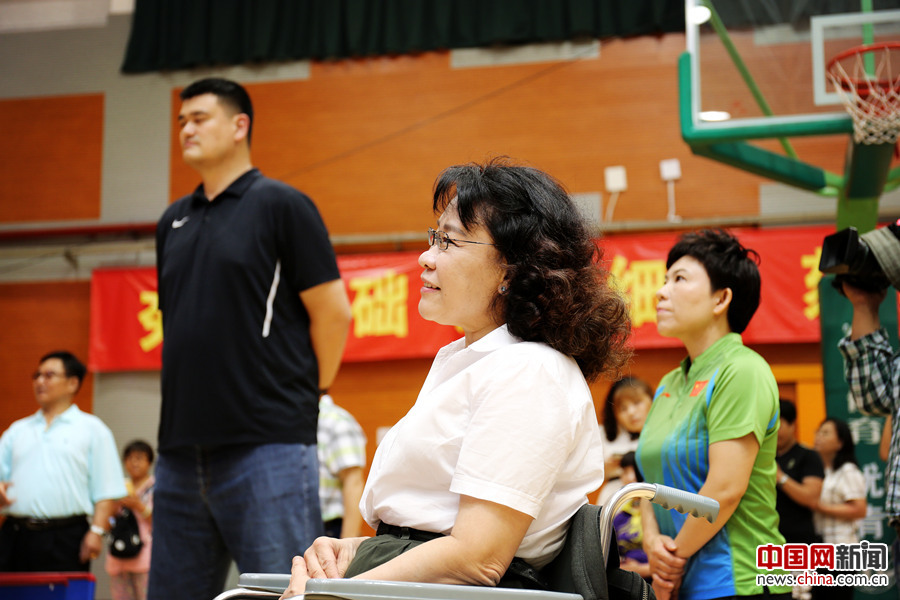 2017年8月10日，第七届残疾人健身周推广日活动在京举行。图为中国残联主席、中国残奥会主席张海迪（左二）、中国篮球协会主席姚明（左一）、邓亚萍（右一）出席活动。