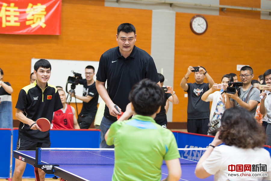 2017年8月10日，第七届残疾人健身周推广日活动在京举行。图为姚明和残疾人男乒选手赵帅与张海迪邓亚萍组合打乒乓球互动。