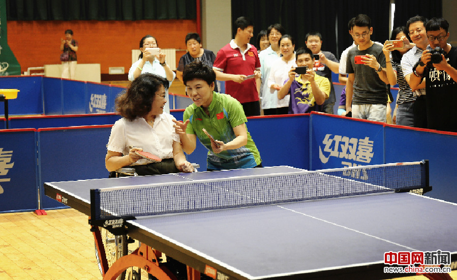 2017年8月10日，第七届残疾人健身周推广日活动在京举行。图为张海迪主席和邓亚萍打乒乓球互动。