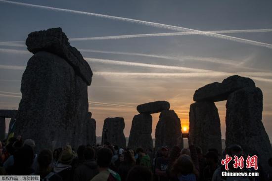 当地时间6月21日，英国索尔兹伯里市，民众聚集史前巨石阵庆祝夏至日到来。