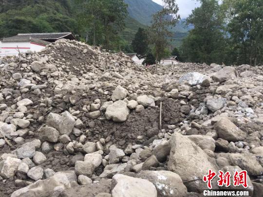 甘肃文县泥石流救援难题:淤泥清理难仍有千处隐患