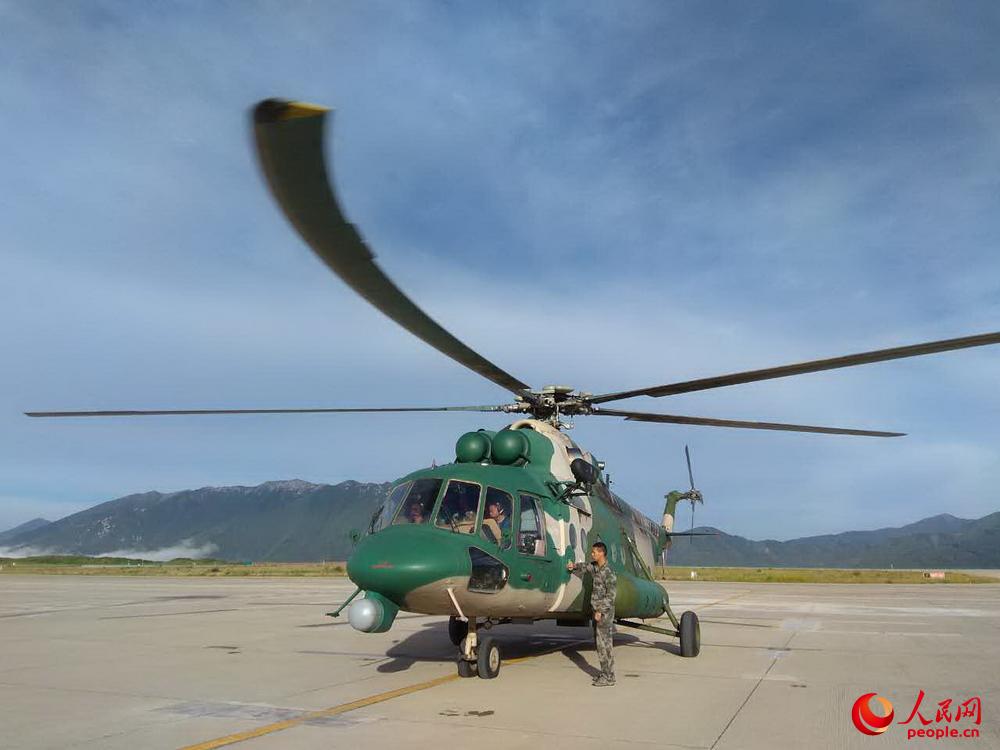 高清：陆航直升机搭载国家地震救援队飞赴震中