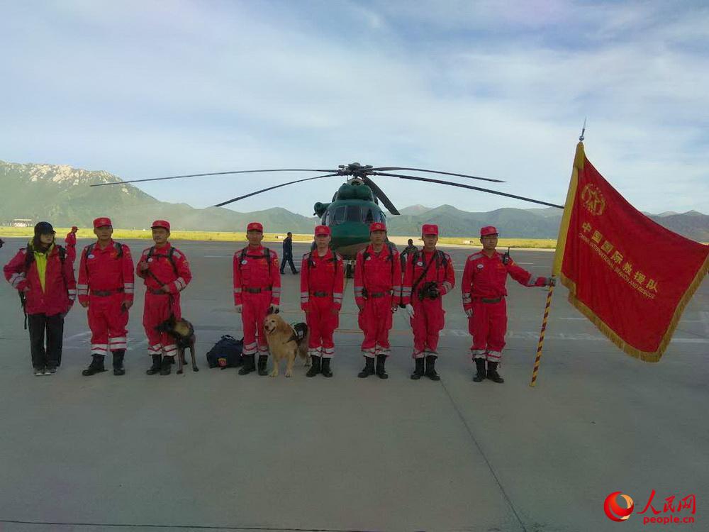 高清：陆航直升机搭载国家地震救援队飞赴震中【2】