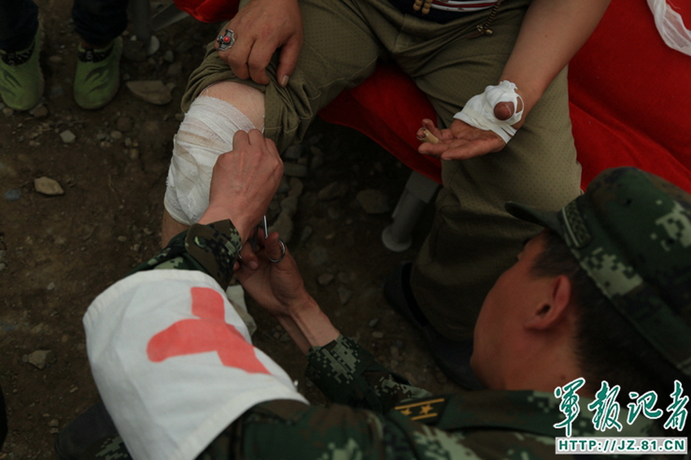 武警九寨沟森林中队官兵为受灾群众排除险情【3】