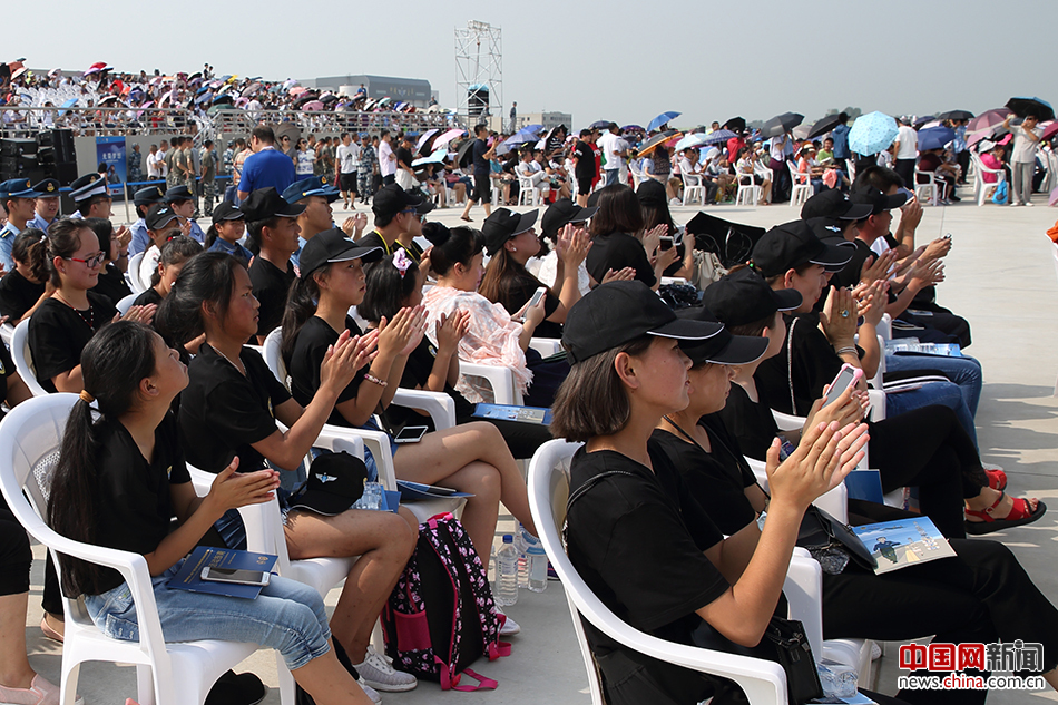 春蕾女童夏令营长春落幕 观看飞行表演近距离体验国防魅力