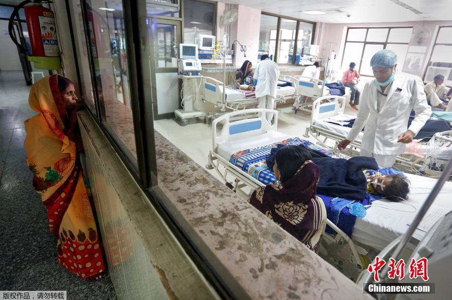 图为一位妇女站在该医院的ICU 图为一位妇女站在该医院的ICU