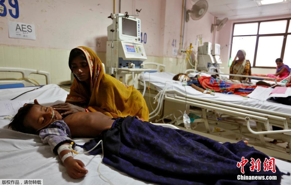 图为该医院ICU内的患儿和家长。 图为该医院ICU内的患儿和家长。