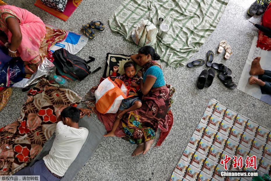 图为该医院内的患儿和家长。 图为该医院内的患儿和家长。