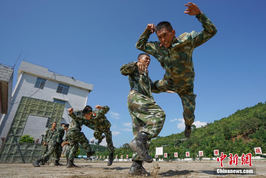 云南武警高温下练精兵025