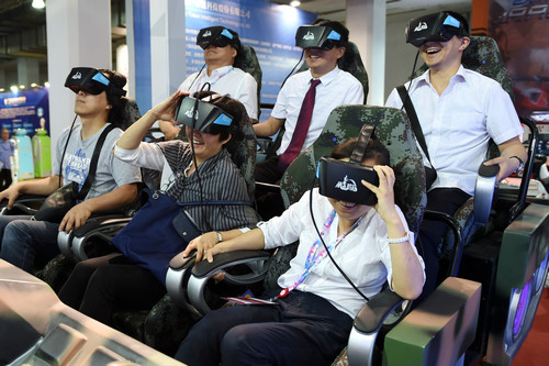 資料圖片：6月8日，參觀者在科博會上體驗虛擬現實設備。新華社記者 鞠煥宗 攝