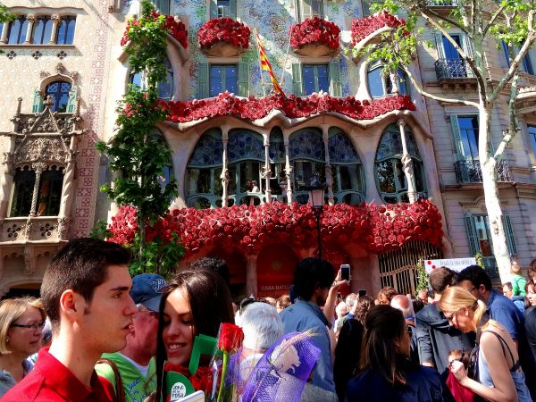 资料图片：在西班牙加泰罗尼亚地区首府巴塞罗那，著名旅游景点“巴特罗之家”“穿”上“玫瑰盛装”。新华社记者周喆摄