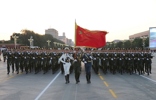 资料图：2015年9月3日，中国人民抗日战争暨世界反法西斯战争胜利70周年纪念大会在北京隆重举行。这是三军仪仗队在演练。 新华社记者 李刚 摄