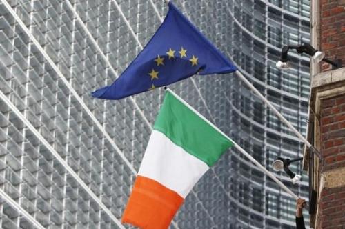 资料图:爱尔兰国旗和欧盟旗帜