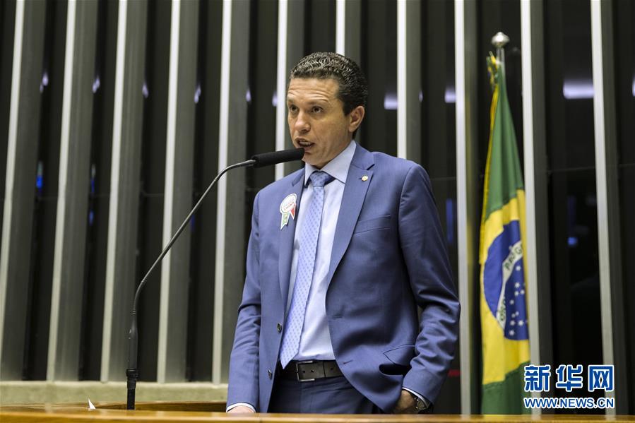 8月15日，在巴西首都巴西利亚众议院全会大厅，巴西中国议员阵线主席福斯托·皮纳托在纪念活动上致辞。