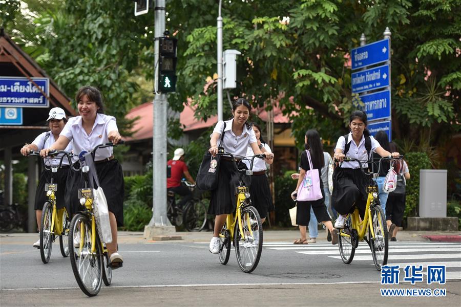 8月15日，在泰国曼谷的泰国国立法政大学，学生们使用ofo小黄车出行。