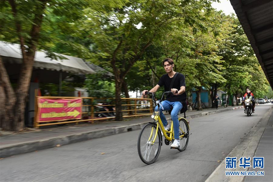 8月15日，在泰国曼谷的泰国国立法政大学，一名学生使用ofo小黄车出行。