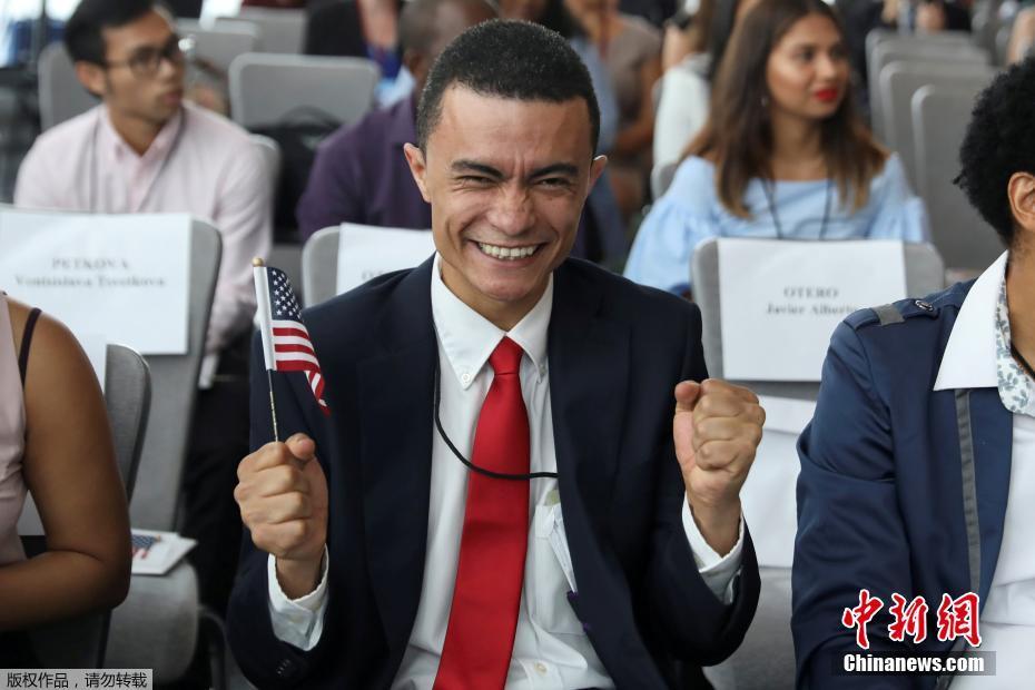 一名巴西移民庆祝成为美国公民.