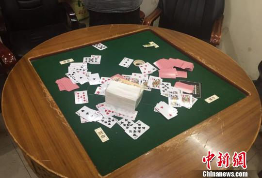 棋牌室赌博现场.杭州市公安局供图