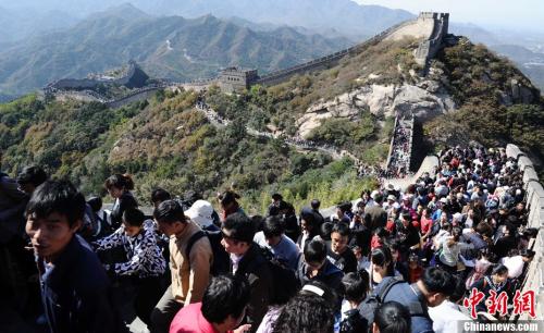 资料图:众多游客在八达岭长城游览。 中新社发 刘德斌 摄