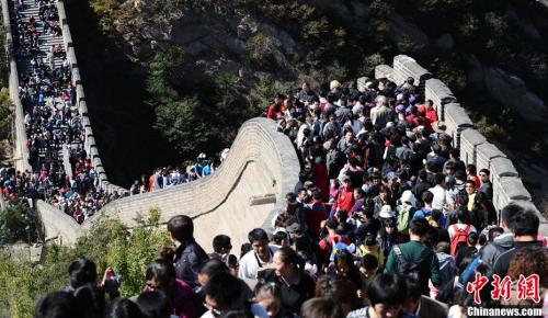 资料图:众多游客在八达岭长城游览。 中新社发 刘德斌 摄
