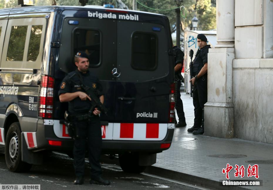 西班牙发生恐袭地区加强安保 警察持枪街头巡